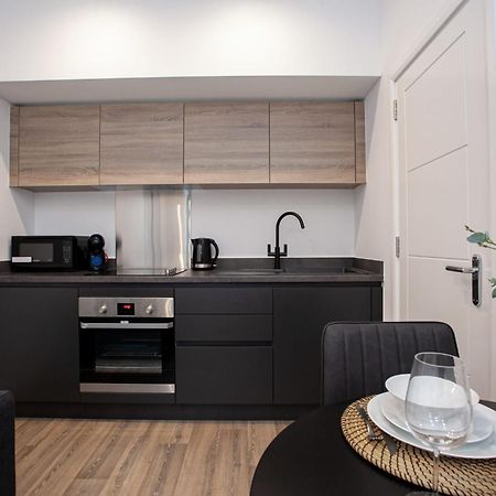 Modern 2 Bedroom Apartment In Bolton Eksteriør billede